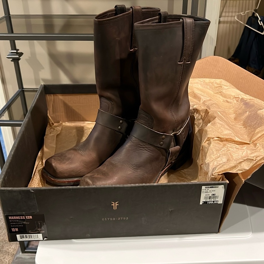 men’s harness 12 R boots size 10 medium. Worn once.